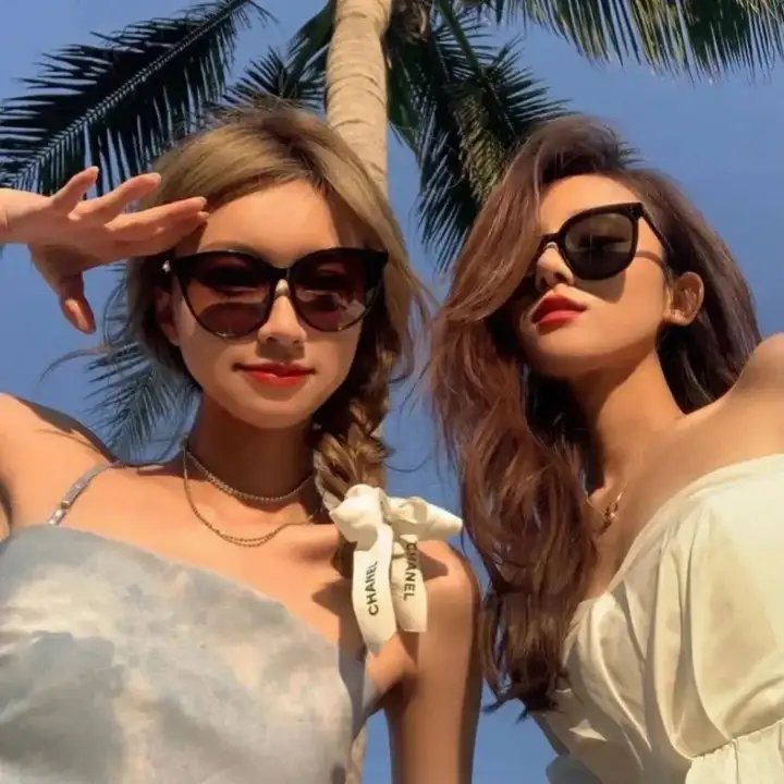 三个带面纱的女子